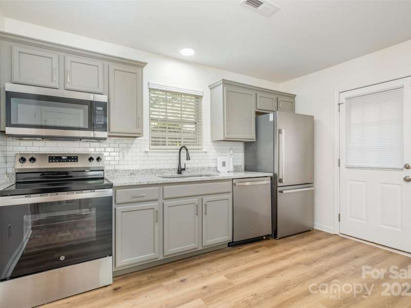 248 Pangle Drive, Charlotte, NC 28217.  MLS# CAR4281610, YatesRealty ID 28559. Kitchen