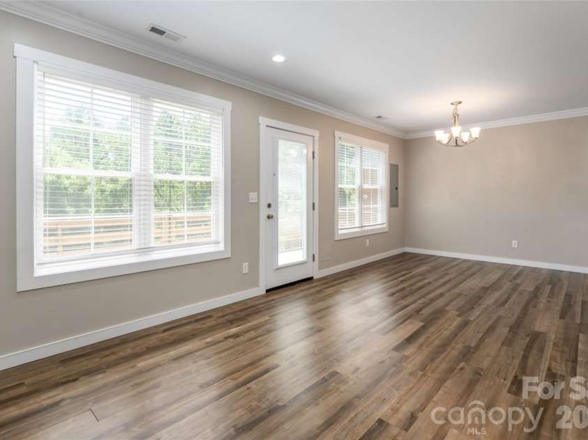 38 Old County Home Road, Asheville, NC 28806.  MLS# CAR4374624, YatesRealty ID 28559. Dining area