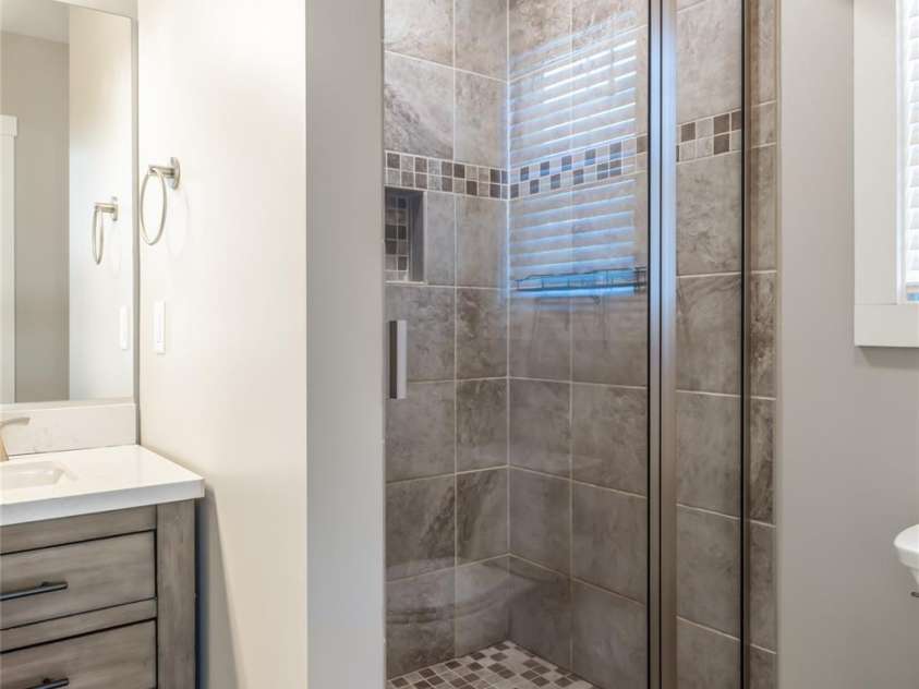 38 Old County Home Road, Asheville, NC 28806.  MLS# CAR4374624, YatesRealty ID 28559. Primary Bath