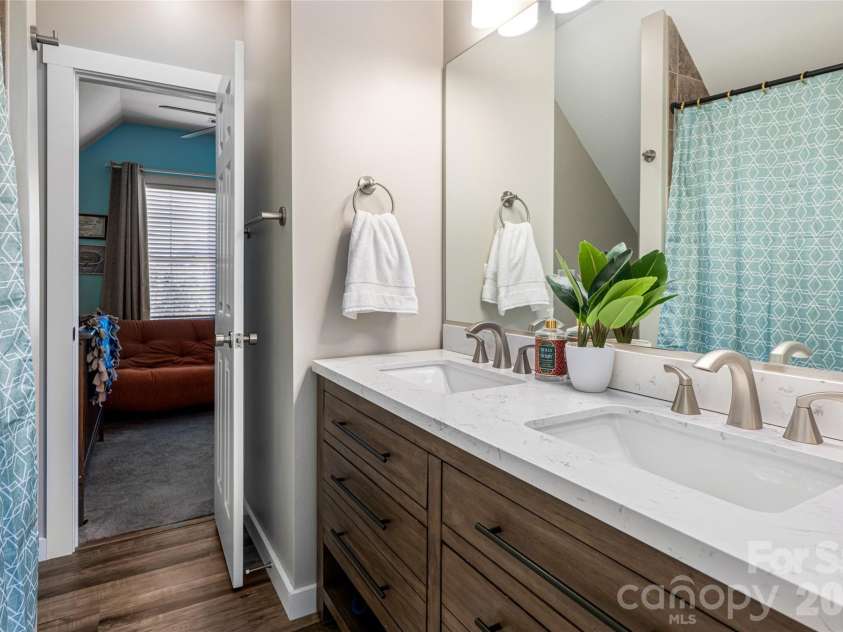 38 Old County Home Road, Asheville, NC 28806.  MLS# CAR4374624, YatesRealty ID 28559. Upstairs bath