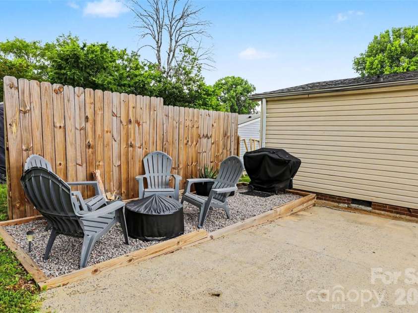 528 Woodlawn Avenue, Concord, NC 28025.  MLS# CAR4388311, YatesRealty ID 28560. Cute backyard gathering space