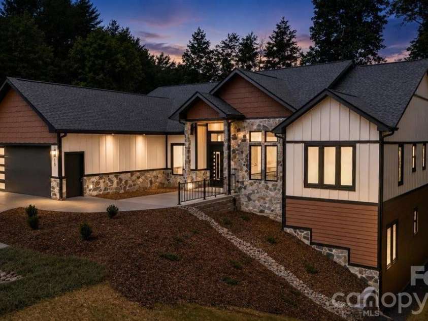69 Village Pointe Lane, Asheville, NC 28803.  MLS# CAR4387034, YatesRealty ID 28561. 