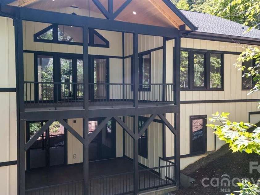 69 Village Pointe Lane, Asheville, NC 28803.  MLS# CAR4387034, YatesRealty ID 28561. 