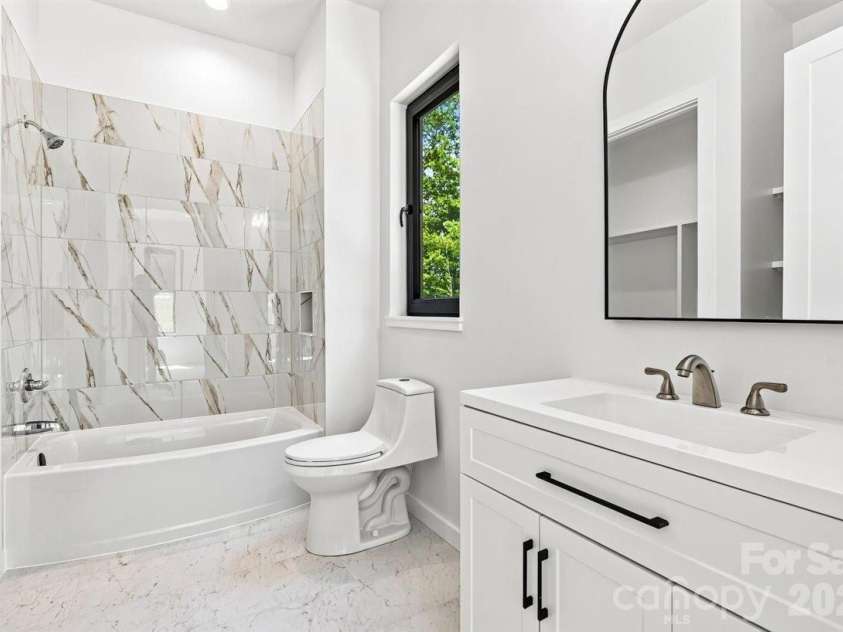 69 Village Pointe Lane, Asheville, NC 28803.  MLS# CAR4387034, YatesRealty ID 28561. Bath #2