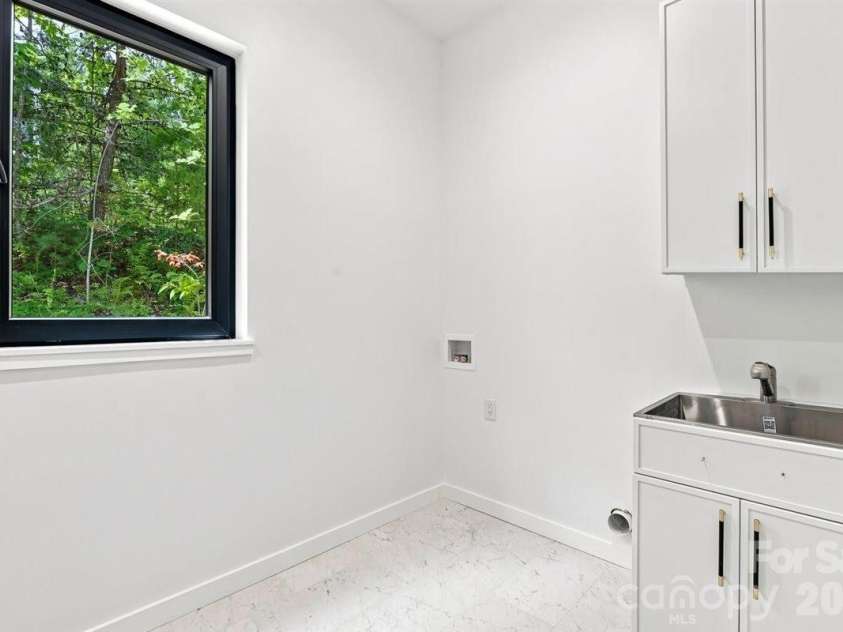 69 Village Pointe Lane, Asheville, NC 28803.  MLS# CAR4387034, YatesRealty ID 28561. Laundry
