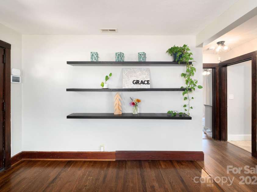 358 Onteora Boulevard, Asheville, NC 28803.  MLS# CAR4278703, YatesRealty ID 28562. Beautiful Wall Accents