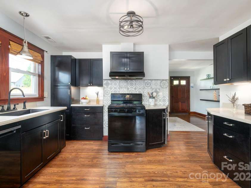 358 Onteora Boulevard, Asheville, NC 28803.  MLS# CAR4278703, YatesRealty ID 28562. Easy Living to Kitchen to Dining Access