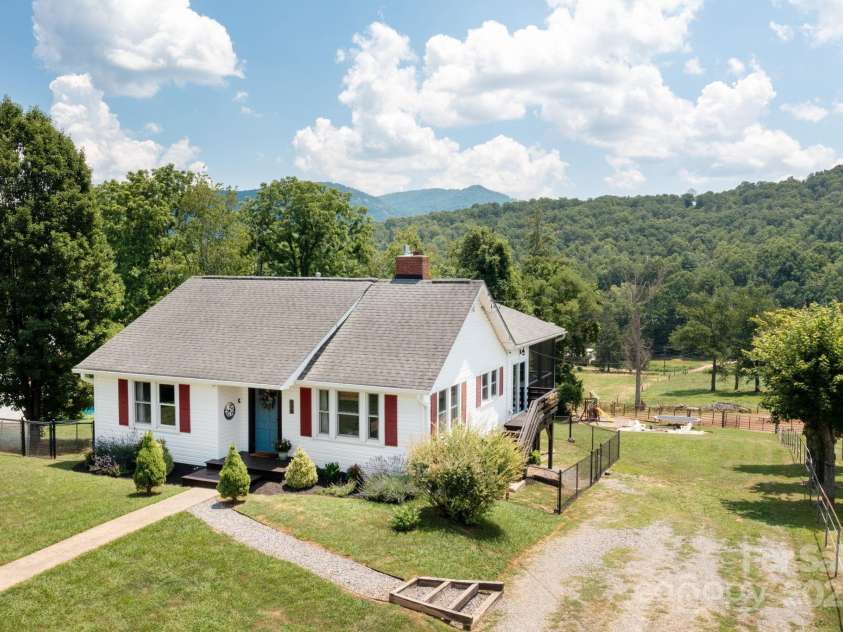 358 Onteora Boulevard, Asheville, NC 28803.  MLS# CAR4278703, YatesRealty ID 28562. Idyllic Oakley Home Abounding with Classic Charm