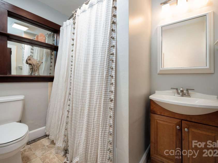 358 Onteora Boulevard, Asheville, NC 28803.  MLS# CAR4278703, YatesRealty ID 28562. Second Full Main Level Bathroom