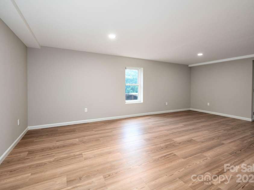 358 Onteora Boulevard, Asheville, NC 28803.  MLS# CAR4278703, YatesRealty ID 28562. Wonderful Flex Space for Any Number of Uses