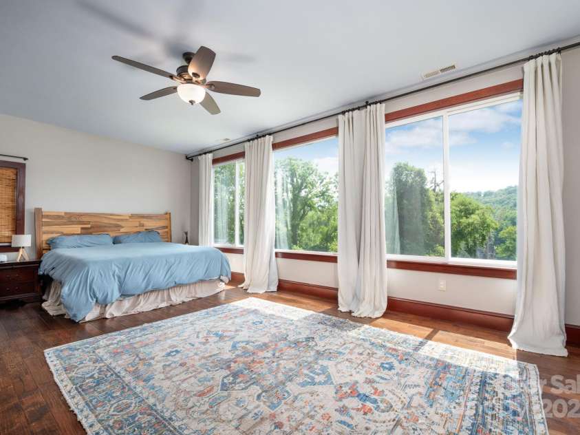 358 Onteora Boulevard, Asheville, NC 28803.  MLS# CAR4278703, YatesRealty ID 28562. Wonderful Space and Massive Windows to Enjoy View