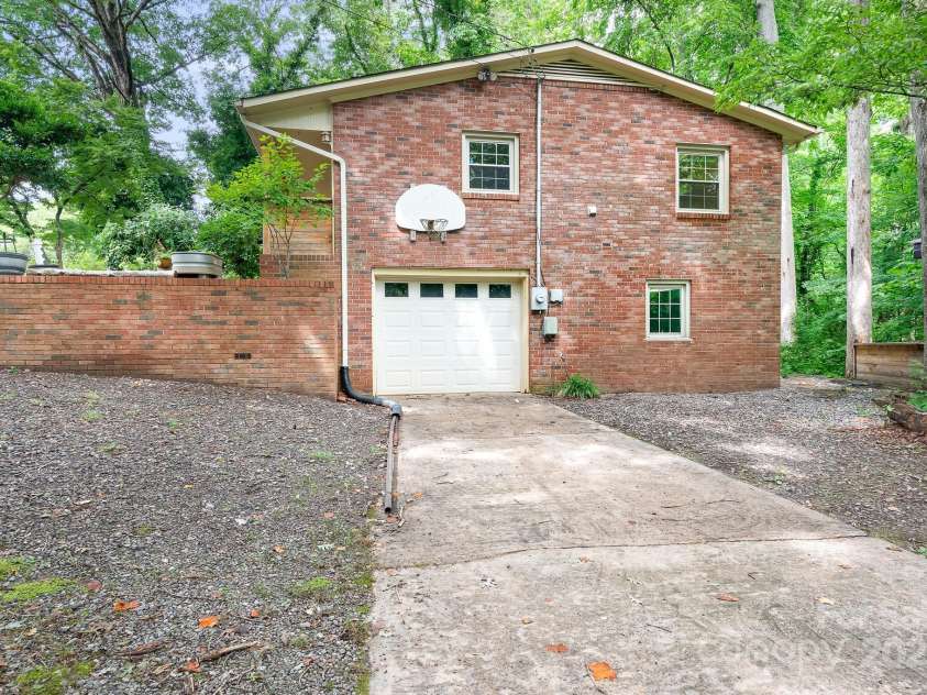 1303 Forest Park Drive, Statesville, NC 28677.  MLS# CAR4280831, YatesRealty ID 28568. 