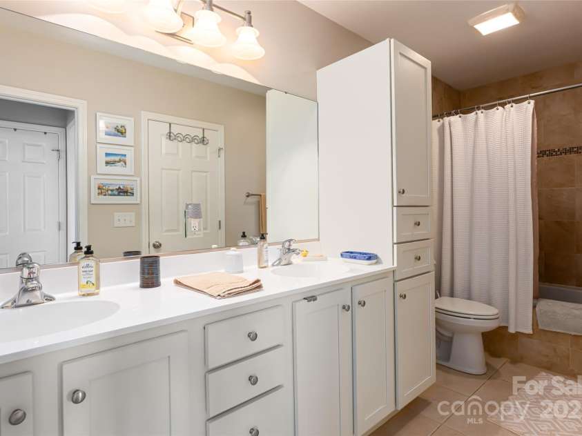 116 Dalya Road, Swannanoa, NC 28778.  MLS# CAR4245409, YatesRealty ID 28569. Main level Bath