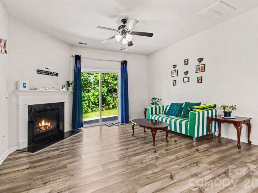 15513 Capps Road, Charlotte, NC 28278.  MLS# CAR4389930, YatesRealty ID 28571. Living Room
