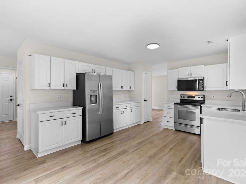 6907 Spandril Lane, Charlotte, NC 28215.  MLS# CAR4278676, YatesRealty ID 28571. 