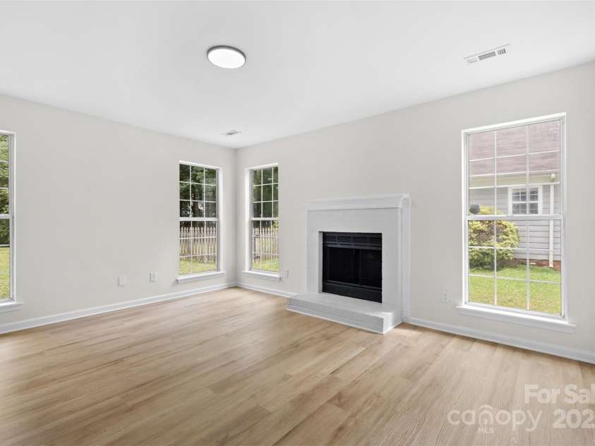 6907 Spandril Lane, Charlotte, NC 28215.  MLS# CAR4278676, YatesRealty ID 28571. 