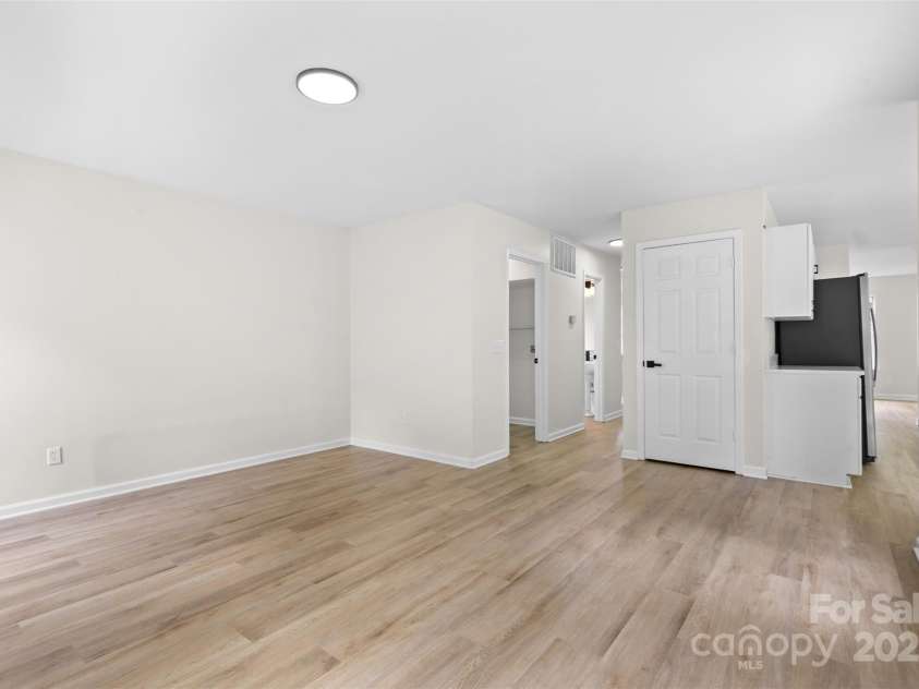 6907 Spandril Lane, Charlotte, NC 28215.  MLS# CAR4278676, YatesRealty ID 28571. 