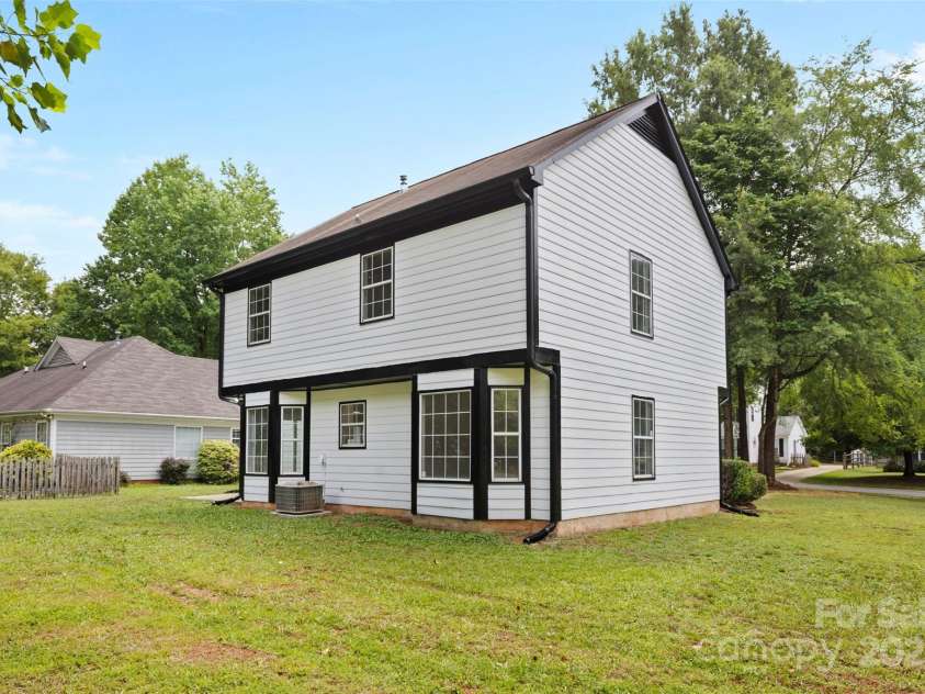 6907 Spandril Lane, Charlotte, NC 28215.  MLS# CAR4278676, YatesRealty ID 28571. 