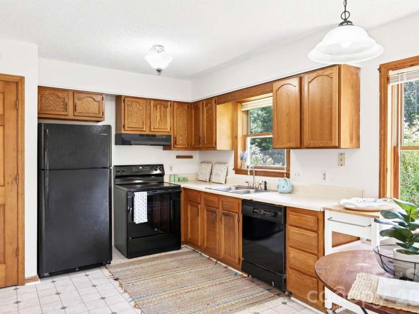 5 Johns Street, Asheville, NC 28806.  MLS# CAR4383037, YatesRealty ID 28573. 