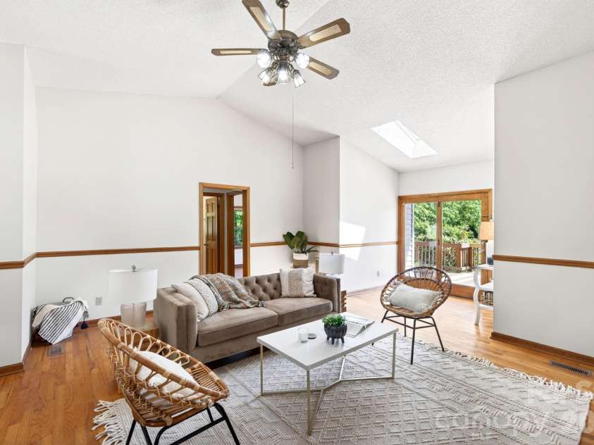 5 Johns Street, Asheville, NC 28806.  MLS# CAR4383037, YatesRealty ID 28573. 