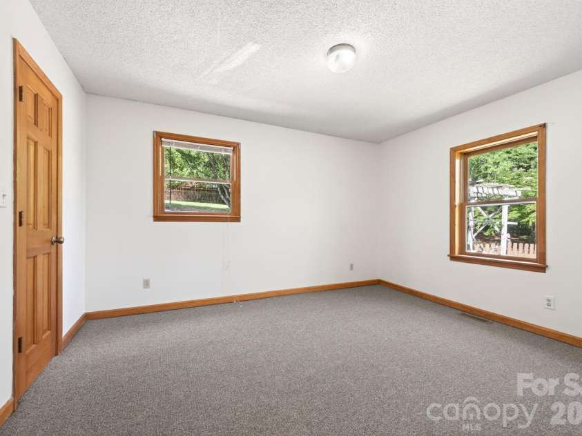 5 Johns Street, Asheville, NC 28806.  MLS# CAR4383037, YatesRealty ID 28573. 