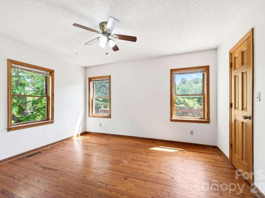5 Johns Street, Asheville, NC 28806.  MLS# CAR4383037, YatesRealty ID 28573. 