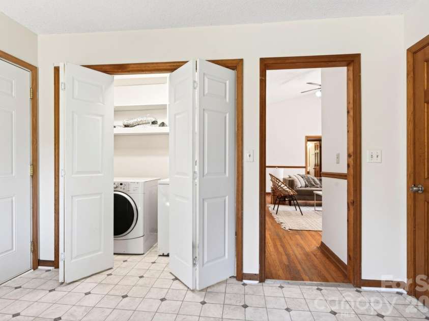 5 Johns Street, Asheville, NC 28806.  MLS# CAR4383037, YatesRealty ID 28573. 