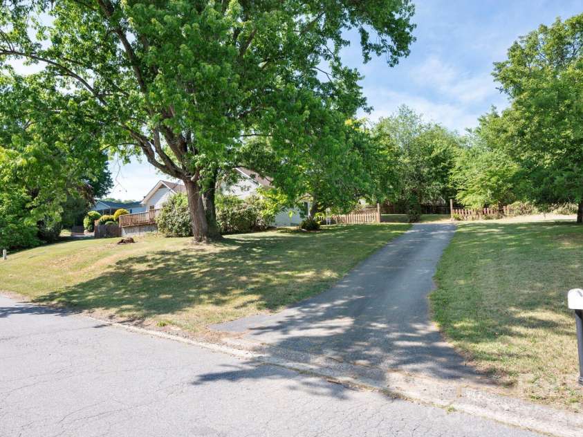 5 Johns Street, Asheville, NC 28806.  MLS# CAR4383037, YatesRealty ID 28573. 