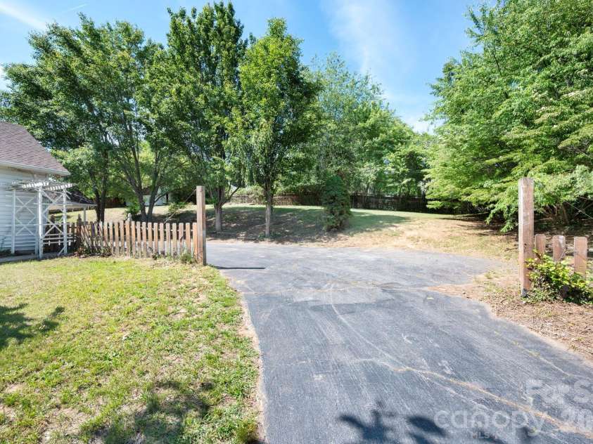5 Johns Street, Asheville, NC 28806.  MLS# CAR4383037, YatesRealty ID 28573. 