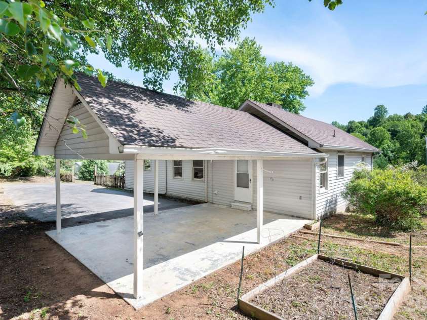 5 Johns Street, Asheville, NC 28806.  MLS# CAR4383037, YatesRealty ID 28573. 