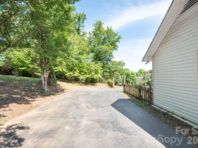 5 Johns Street, Asheville, NC 28806.  MLS# CAR4383037, YatesRealty ID 28573. 