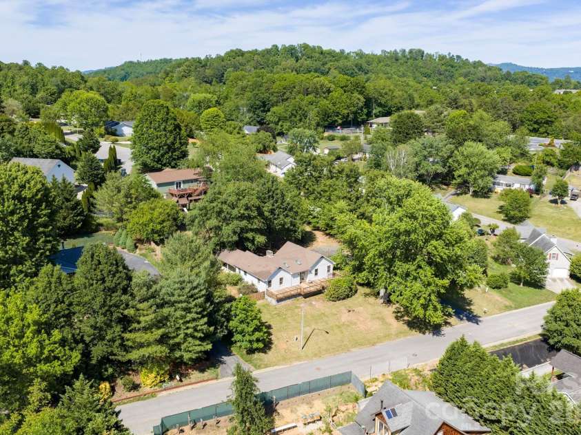 5 Johns Street, Asheville, NC 28806.  MLS# CAR4383037, YatesRealty ID 28573. 
