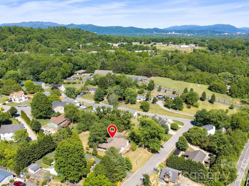 5 Johns Street, Asheville, NC 28806.  MLS# CAR4383037, YatesRealty ID 28573. 