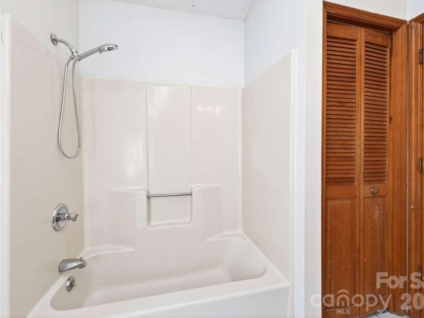 5 Johns Street, Asheville, NC 28806.  MLS# CAR4383037, YatesRealty ID 28573. Primary bath