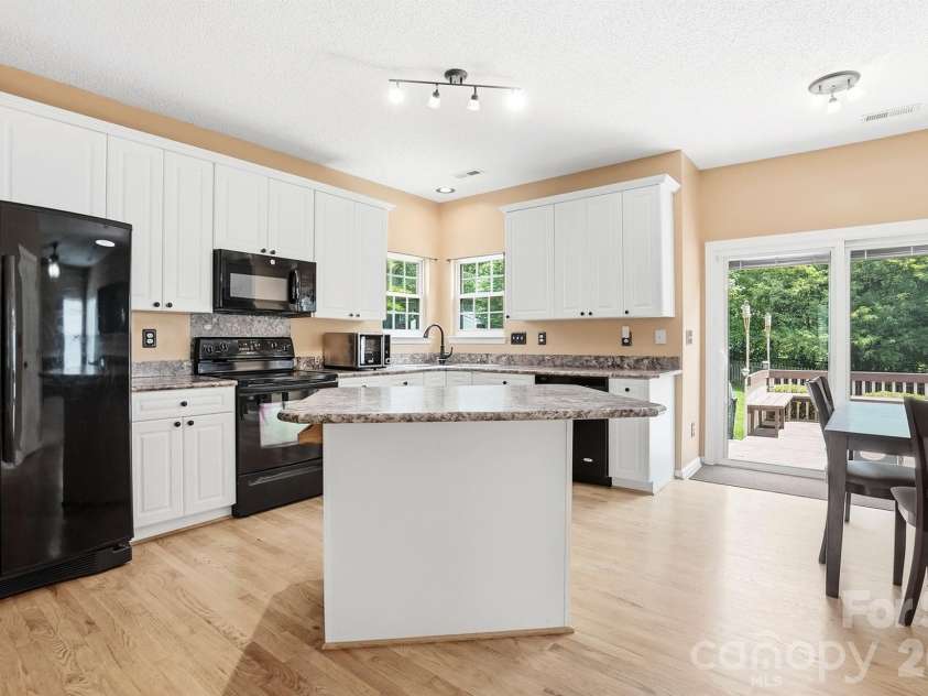 5427 Beaver Creek Court, Indian Trail, NC 28079.  MLS# CAR4357865, YatesRealty ID 28575. Large Open Kitchen