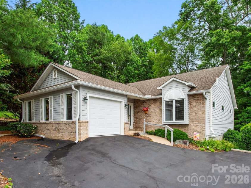 83 Laurel Ridge Place, Hendersonville, NC 28739.  MLS# CAR4389214, YatesRealty ID 28577. 