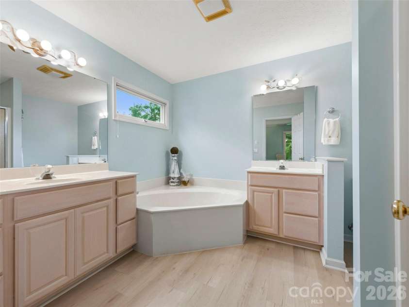 83 Laurel Ridge Place, Hendersonville, NC 28739.  MLS# CAR4389214, YatesRealty ID 28577. Primary Bathroom