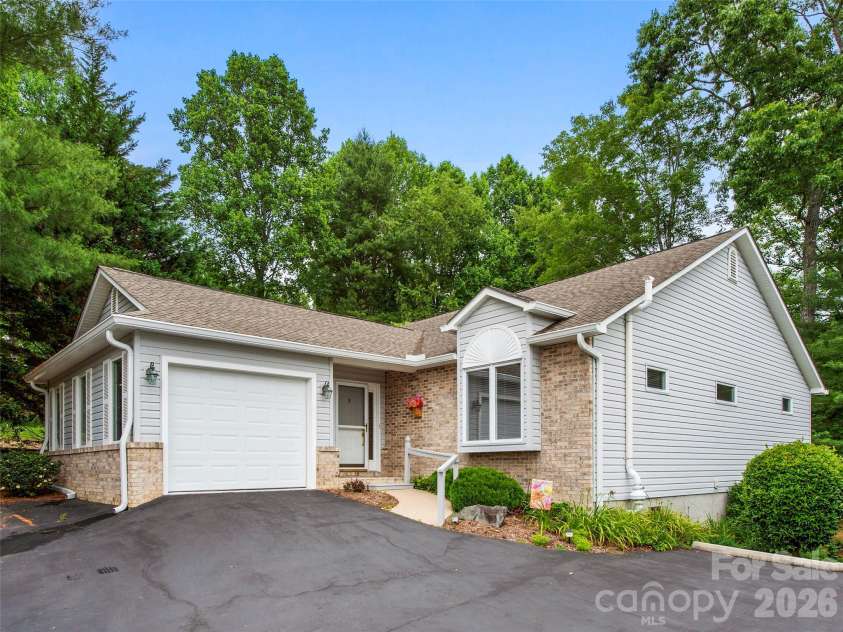 83 Laurel Ridge Place, Hendersonville, NC 28739.  MLS# CAR4389214, YatesRealty ID 28577. Welcome Home!