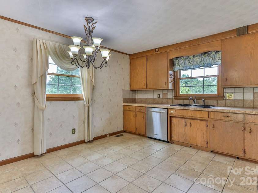 554 Wildlife Access Road, Hickory, NC 28601.  MLS# CAR4279356, YatesRealty ID 28579. 