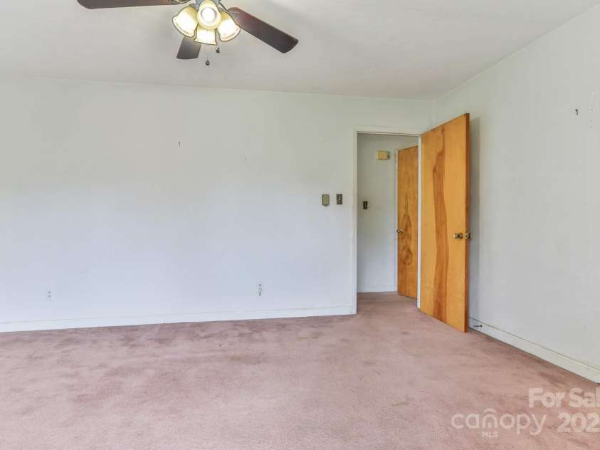 554 Wildlife Access Road, Hickory, NC 28601.  MLS# CAR4279356, YatesRealty ID 28579. 