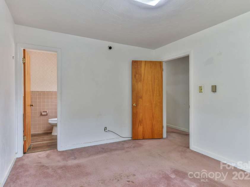 554 Wildlife Access Road, Hickory, NC 28601.  MLS# CAR4279356, YatesRealty ID 28579. 