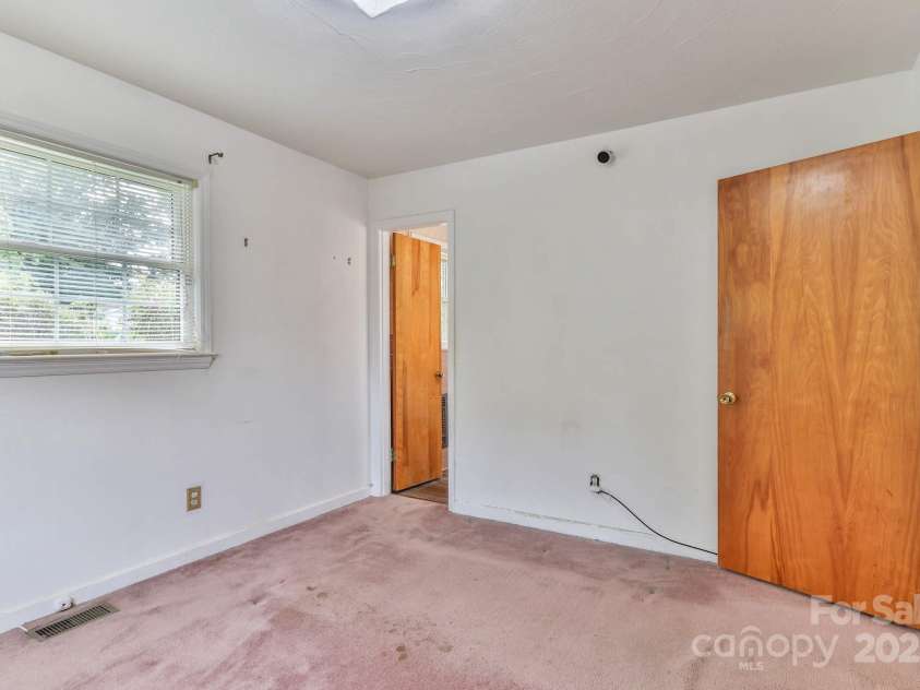 554 Wildlife Access Road, Hickory, NC 28601.  MLS# CAR4279356, YatesRealty ID 28579. 