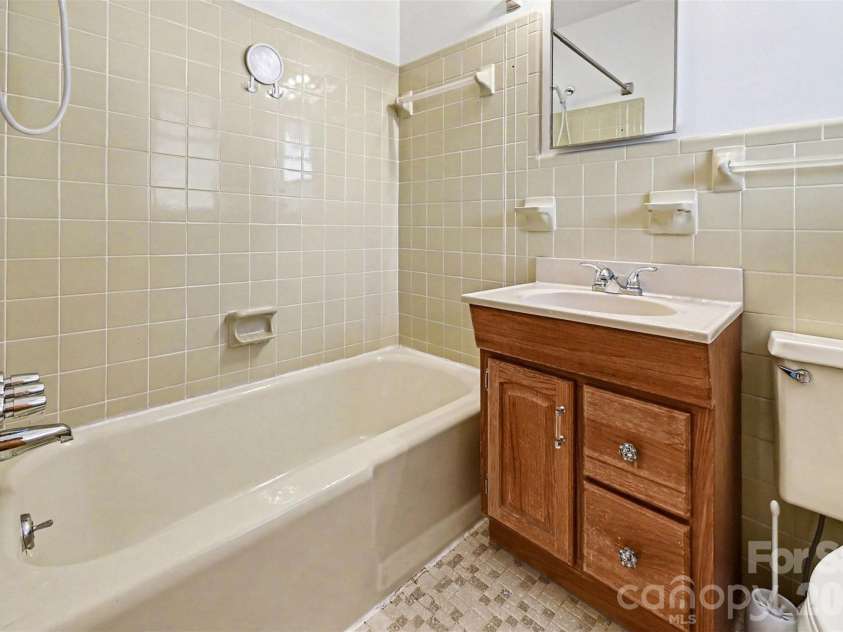 238 Lakeview Drive, Blacksburg, SC 29702.  MLS# CAR4338357, YatesRealty ID 2858. 