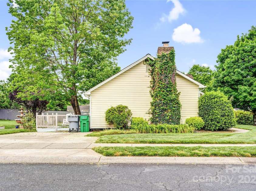 8901 English Saddle Lane, Charlotte, NC 28273.  MLS# CAR4261455, YatesRealty ID 28580. 