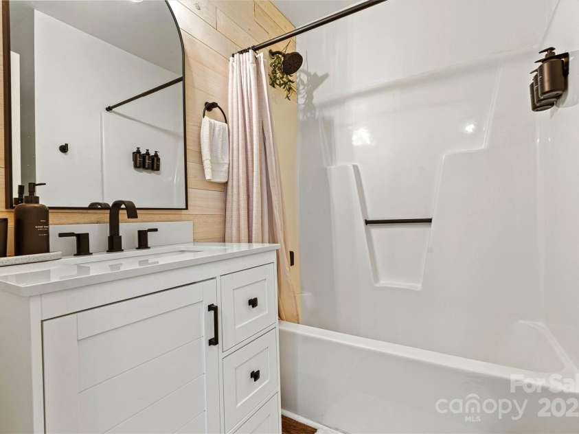136 Bluffton Road, Mooresville, NC 28115.  MLS# CAR4270872, YatesRealty ID 28584. Shared Full Guest Bathroom