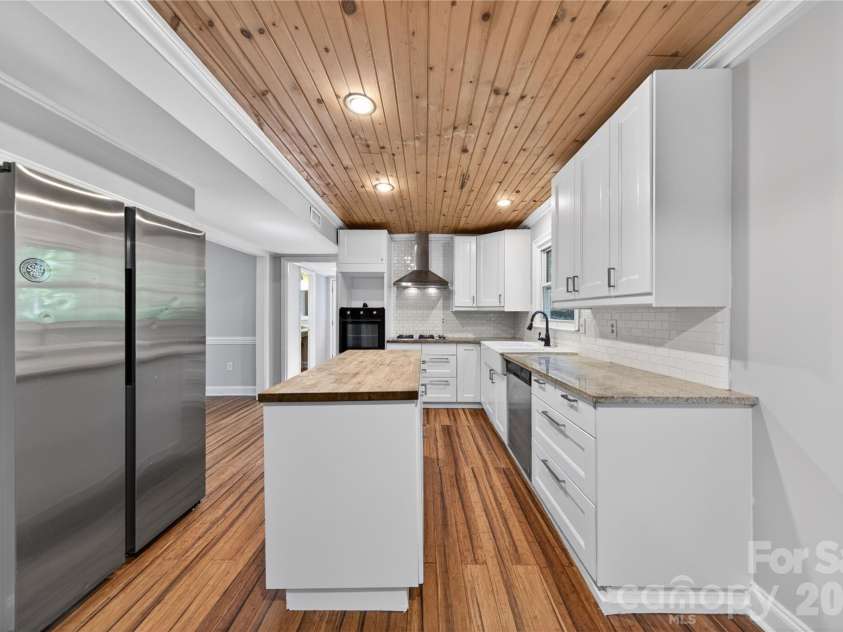 7942 Surreywood Place, Charlotte, NC 28270.  MLS# CAR4373125, YatesRealty ID 28584. Chef's Kitchen