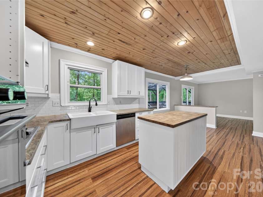 7942 Surreywood Place, Charlotte, NC 28270.  MLS# CAR4373125, YatesRealty ID 28584. Granite Counters & Tile Backsplash