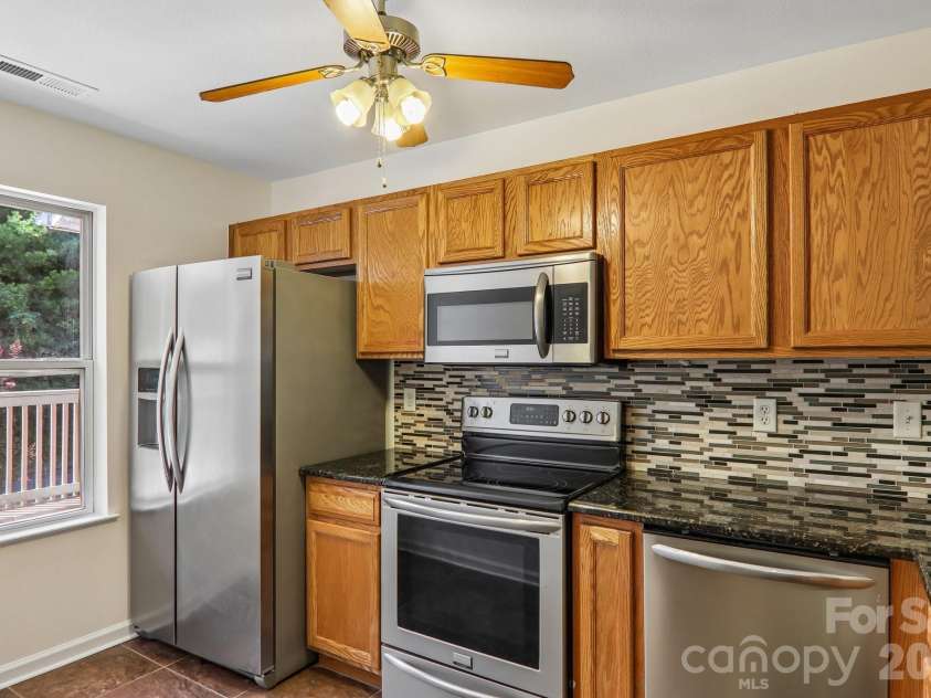 515 Carrington Place, Arden, NC 28704.  MLS# CAR4383772, YatesRealty ID 28586. Kitchen