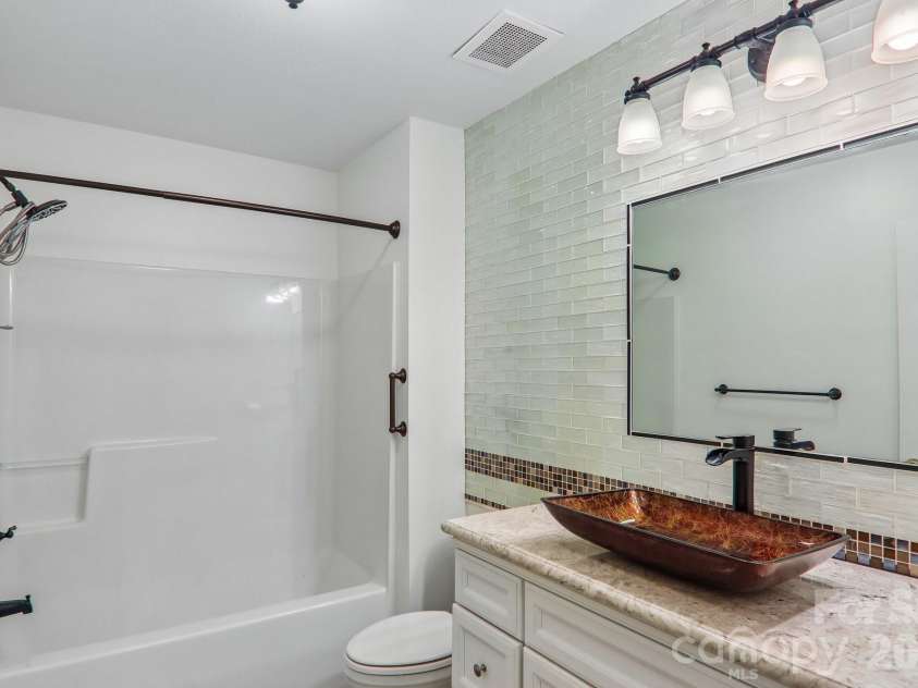 515 Carrington Place, Arden, NC 28704.  MLS# CAR4383772, YatesRealty ID 28586. Primary bath