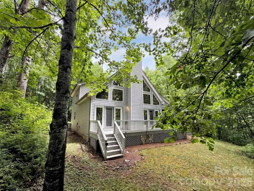 33 Buttercup Place, Maggie Valley, NC 28751.  MLS# CAR4389398, YatesRealty ID 28587. 